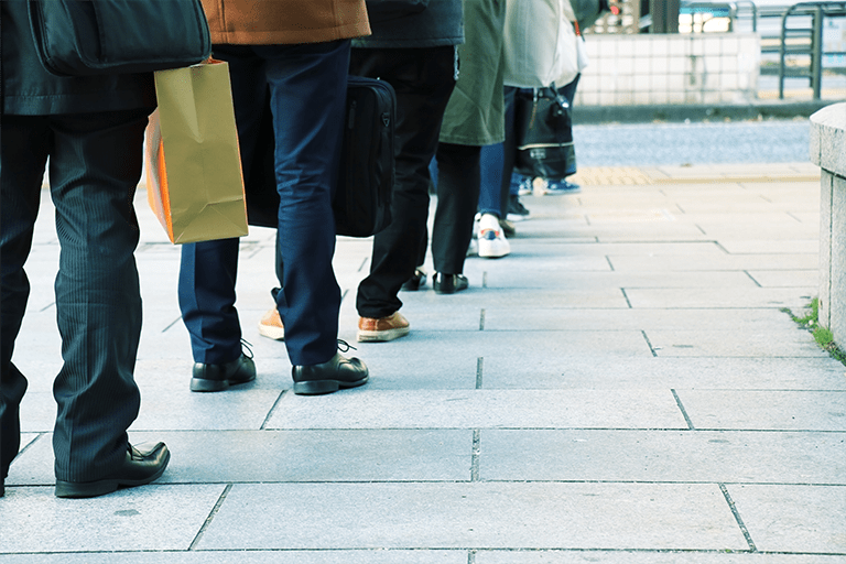 広島の寿司屋に並ぶ人々