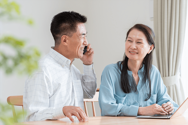 電話でお寿司のテイクアウト予約をする岡山在住の夫婦