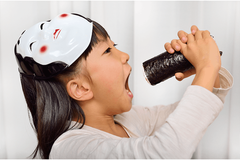 2026年に節分の日に恵方巻をほおばる子供