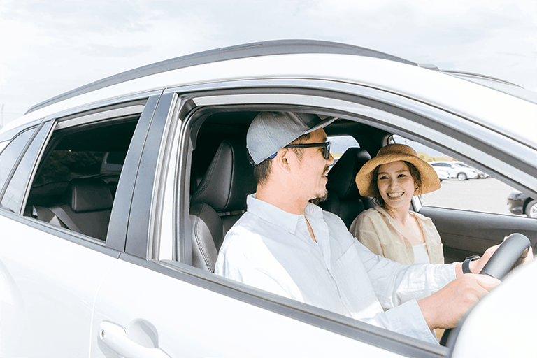 広島の回転寿司チェーン店に移動中の夫婦