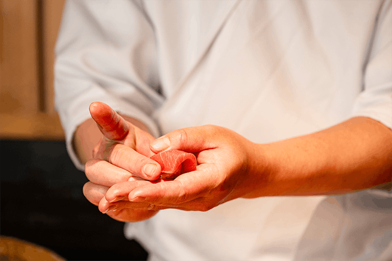 広島のご当地回転寿司で寿司を握る職人