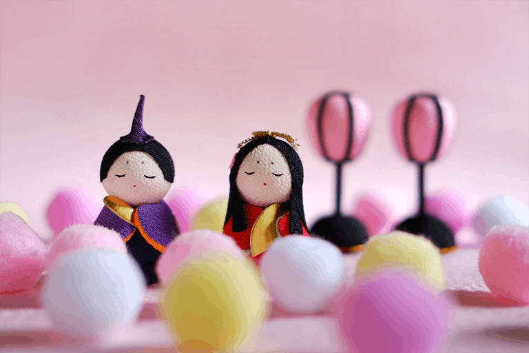 ひな祭りシーズンに並べられた雛人形と装飾物