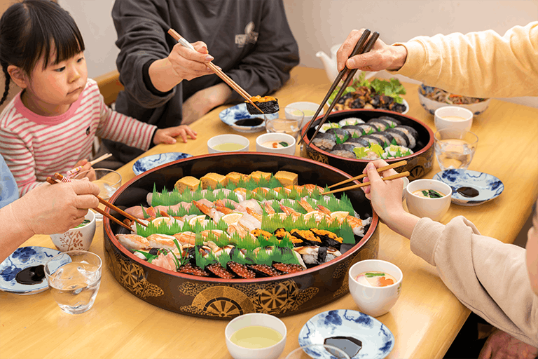 家族の集まりで出前寿司を利用した家族