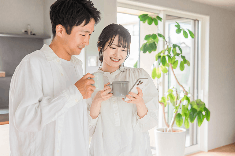 出前寿司を注文しようとしている広島市在住の夫婦