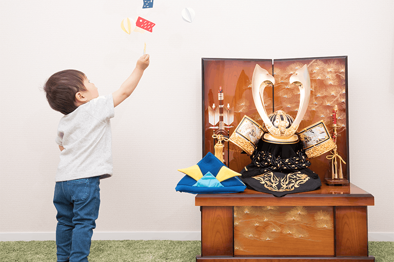 端午の節句で5月人形を飾った男の子