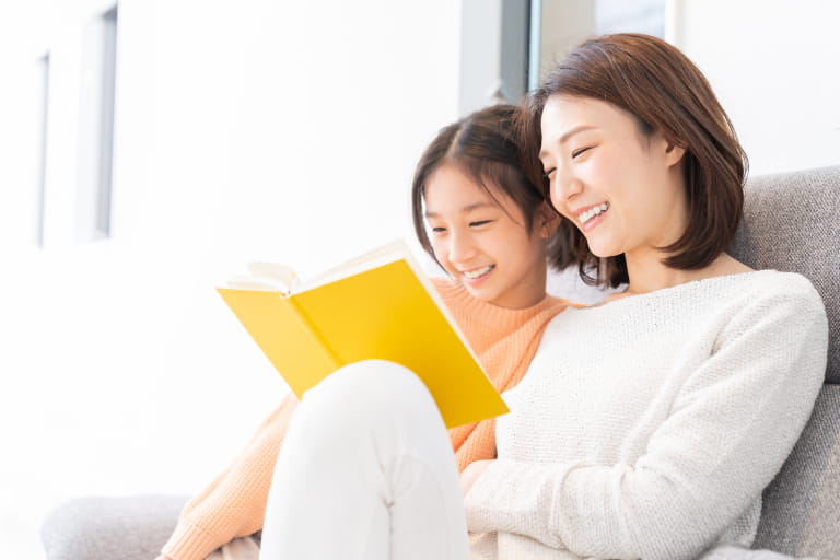 ゴールデンウィークに読書を楽しむ親子