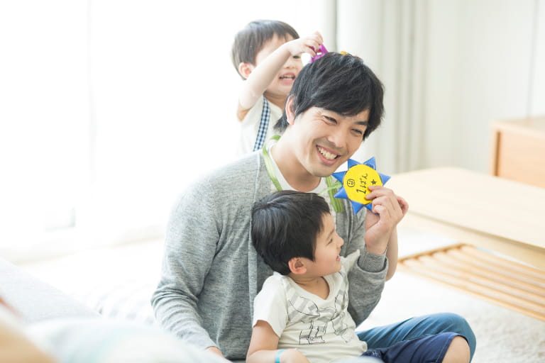 父の日に子供たちと遊ぶお父さん
