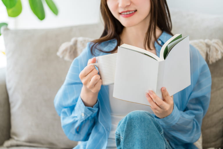 お盆期間に1人でおうち時間を楽しむ女性