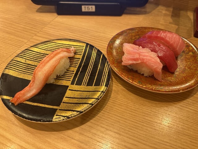 回転寿司がんこのマグロ3貫とカニ