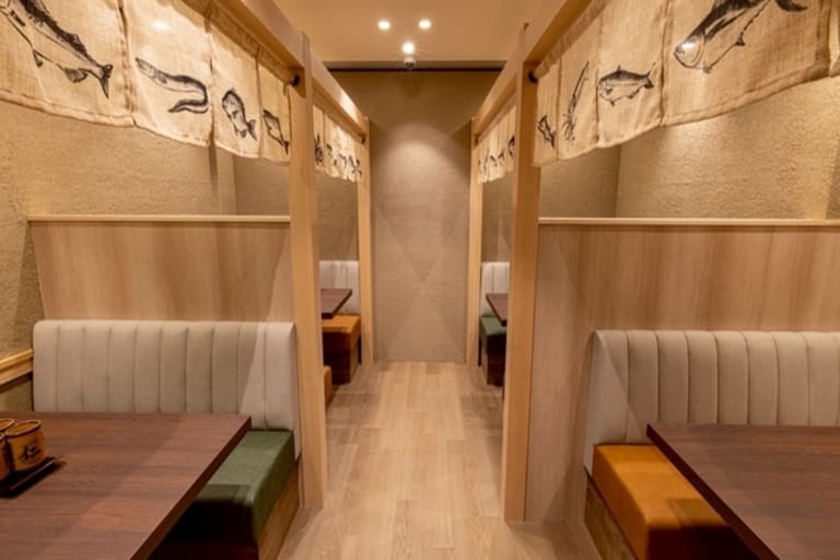 回転寿し 仁 京橋店の内装