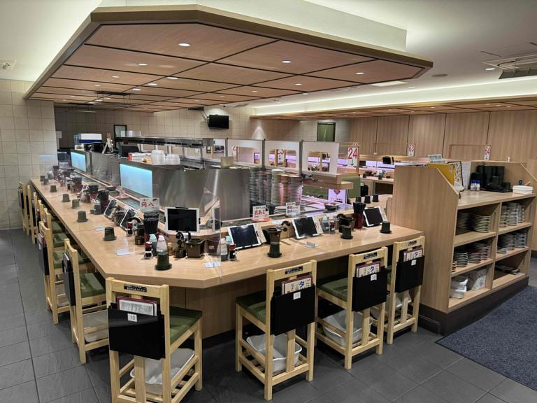 回転寿司新竹 ベイタワー店の内装