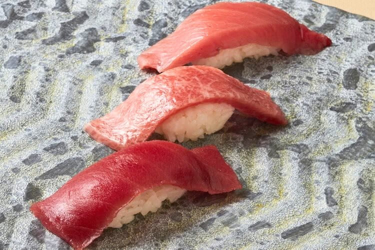 江戸前回転寿司 弥一 のマグロ3貫盛り